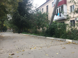 На ней можно машину оставить...