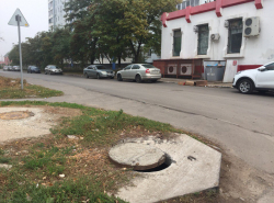 Возле школы №22 опасный приоткрытый люк
