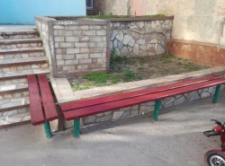 покрасили лавочку и даже не написали на ней 