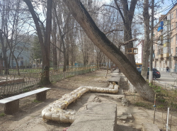 Страшно сидеть на такой скамейке