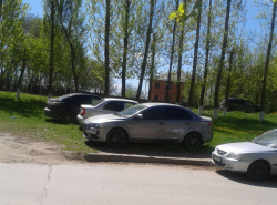 Так паркуются со школы милиции