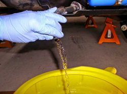 Продолжают сливать бензин ..