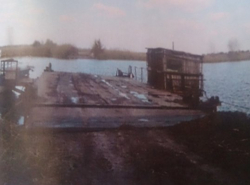 Паром через р. Сухую в Лозновке