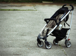 Зачем мамы оставляют своих грудных детей одних в колясках?