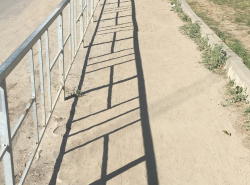 Почему на месте тротуара песочница?