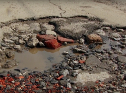 Разбитая дорога по пер. Фрунзе