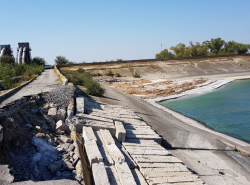Немного дамба разваливается
