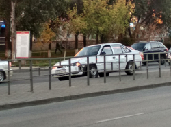 Залетела на ограждение 