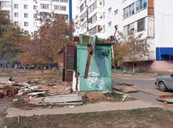 Снесите уже наконец это помещение!