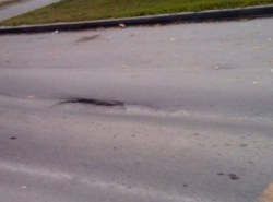 Тут это, асфальт лопнул 