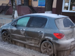 Автомобиль примерз к дороге
