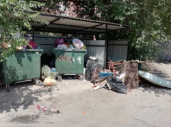 Двор завален мусором 