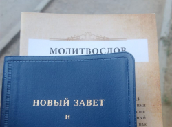 Раздают библию в маршрутках