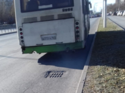 Водитель автобуса 51 придавил пассажира дверьми и не открыл двери перед инвалидом!