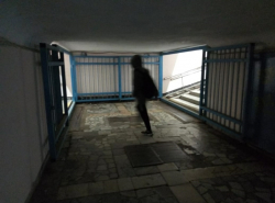 В подземном переходе на Строителей ворота непонятного назначения