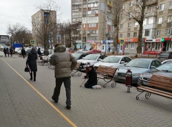На коленях пенсионеры просят на кусок хлеба