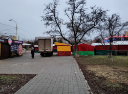 Очередная ярмарка перегородила тротуар и проход