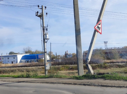 Столб на Портовой держится на нескольких прутьях