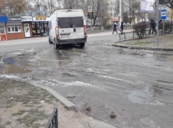 Школьники катались по льду, не представляя, что это фекалии 