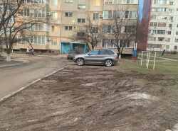 Из-за парковок дворы на БВП превратили в грязь