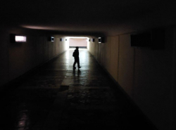 Обновить лампы в подземном переходе на проспекте Строителей