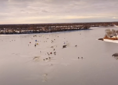 Десятки рыбаков  построили временный палаточный городок на льду котлована