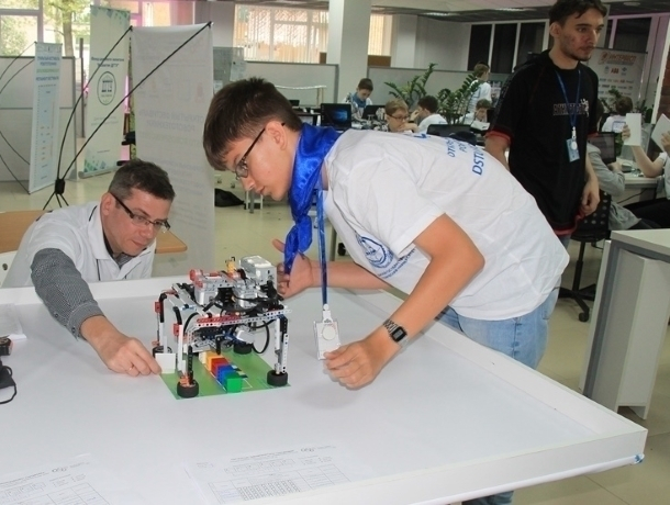 Волгодонцы стали триумфаторами фестиваля робототехники в Ростове