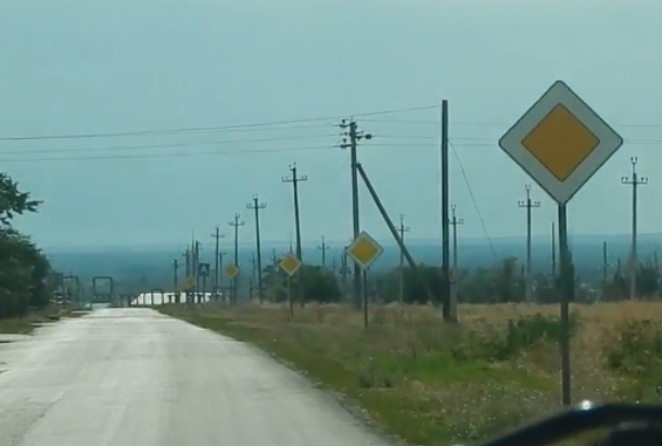Автомобилисты высмеяли «самую главную дорогу» в Цимлянске
