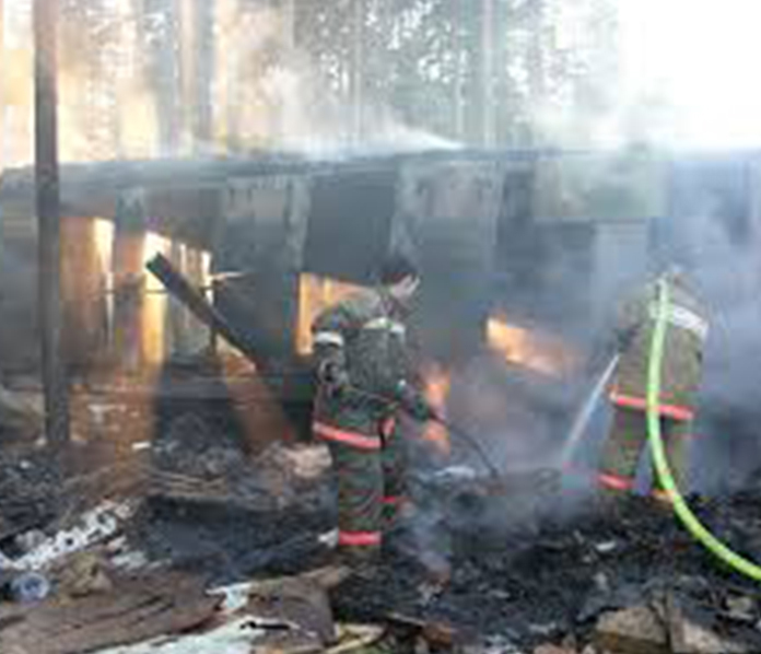 В Мартыновском районе сгорел строительный вагончик
