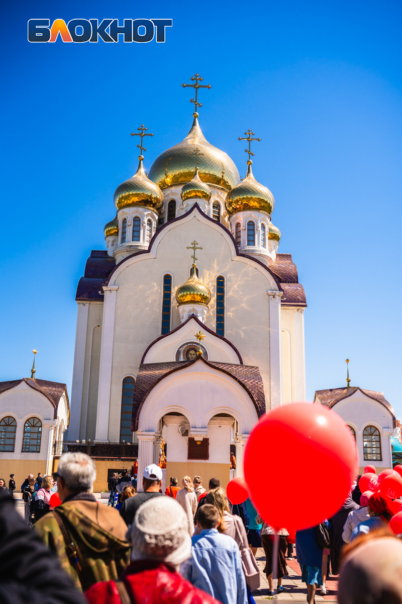 Волгодонск облачился в празднично-красный: православные верующие прошли  Крестным ходом по улицам города | 06.05.2024 | Волгодонск - БезФормата