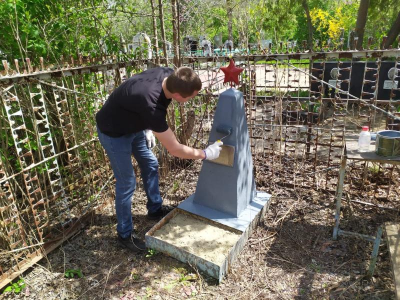 Юные казаки Волгодонска произвели уборку могил ветеранов Великой отечественной войны и покрасили памятники