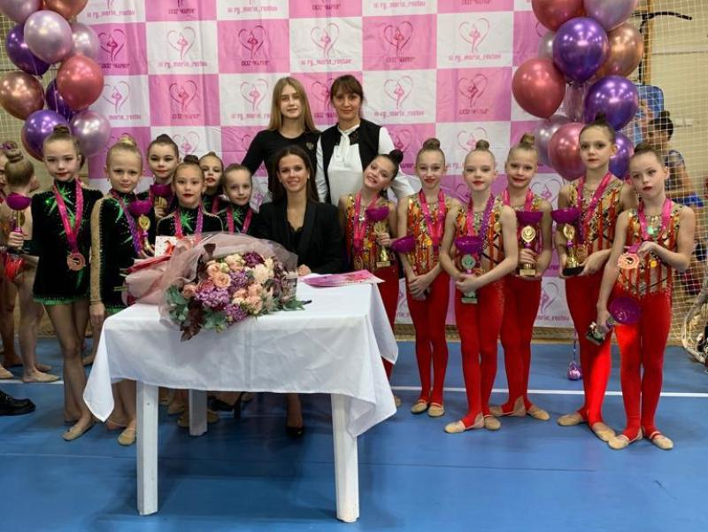 Юные гимнастки из Волгодонска получили награды за победы из рук двукратной чемпионки Мира Екатерины Селезневой