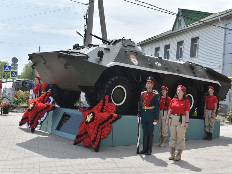 В Зимовниках официально открыли бронетранспортер-памятник