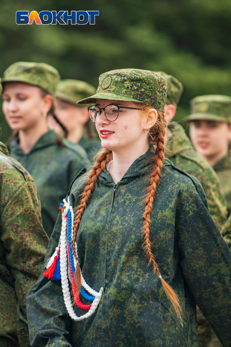 Вперед и с песней строевым шагом в нарядной форме по площади Победы  прошагала молодежь Волгодонска | 25.04.2024 | Волгодонск - БезФормата