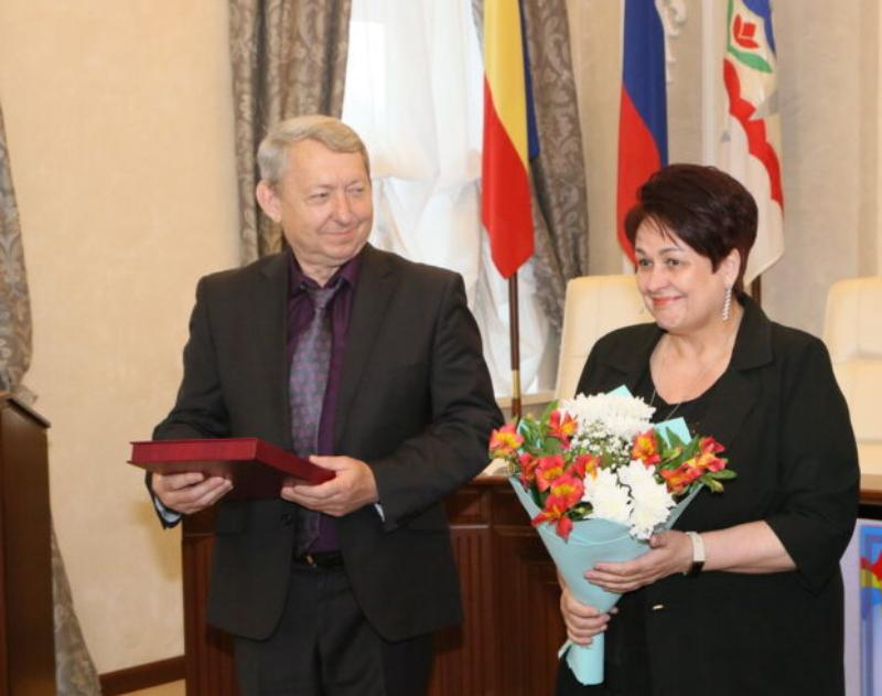 «Во благо семьи и общества»: почетным знаком наградили две семьи в Волгодонске