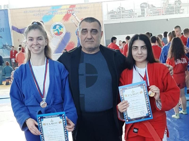 Две волгодончанки стали призерами чемпионата по самбо в Новочеркасске