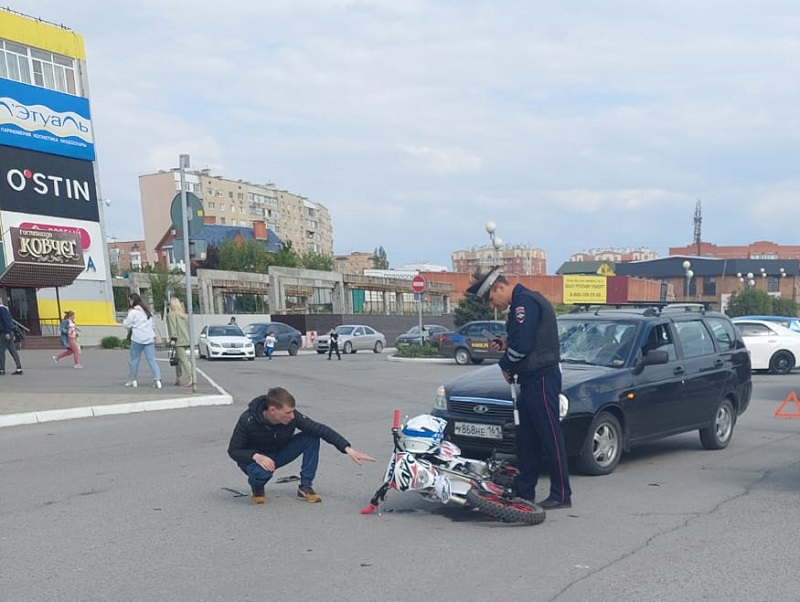 У ТРЦ мотоциклист проехал по пешеходной дорожке и попал под «Ладу»