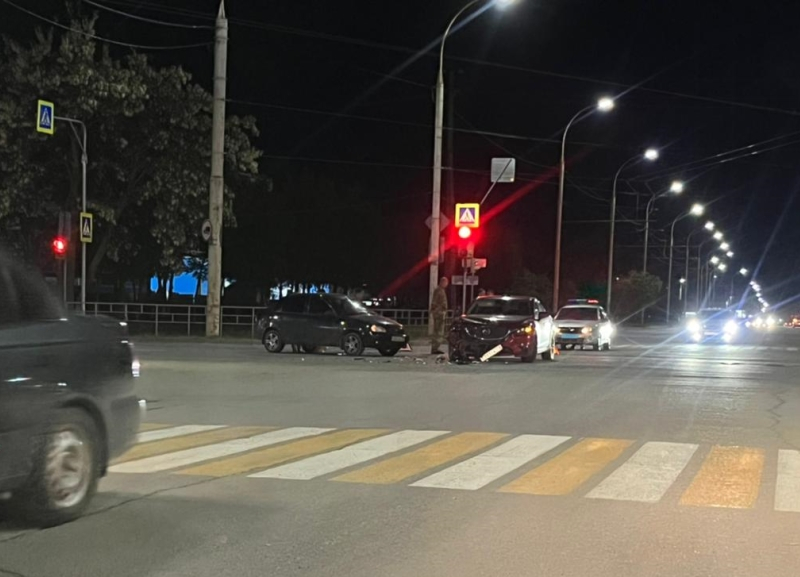 Два автомобиля не поделили дорогу на светофоре в Волгодонске