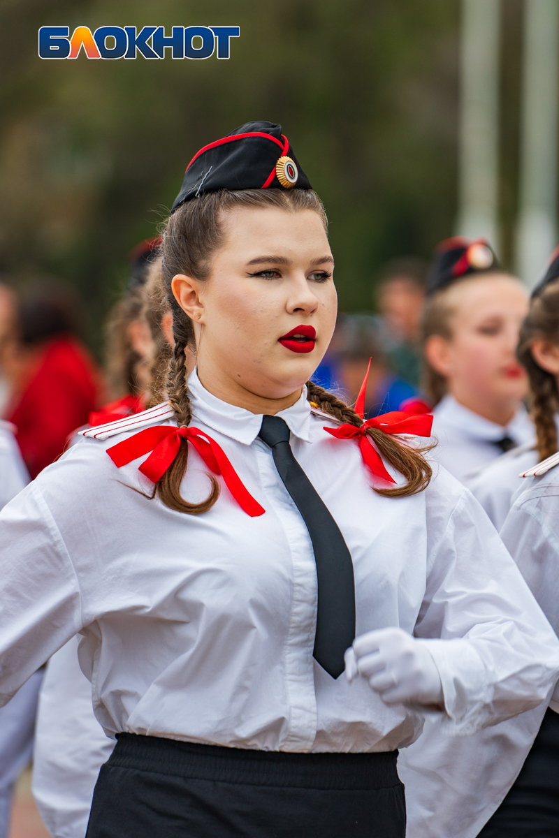 Вперед и с песней строевым шагом в нарядной форме по площади Победы  прошагала молодежь Волгодонска | 25.04.2024 | Волгодонск - БезФормата