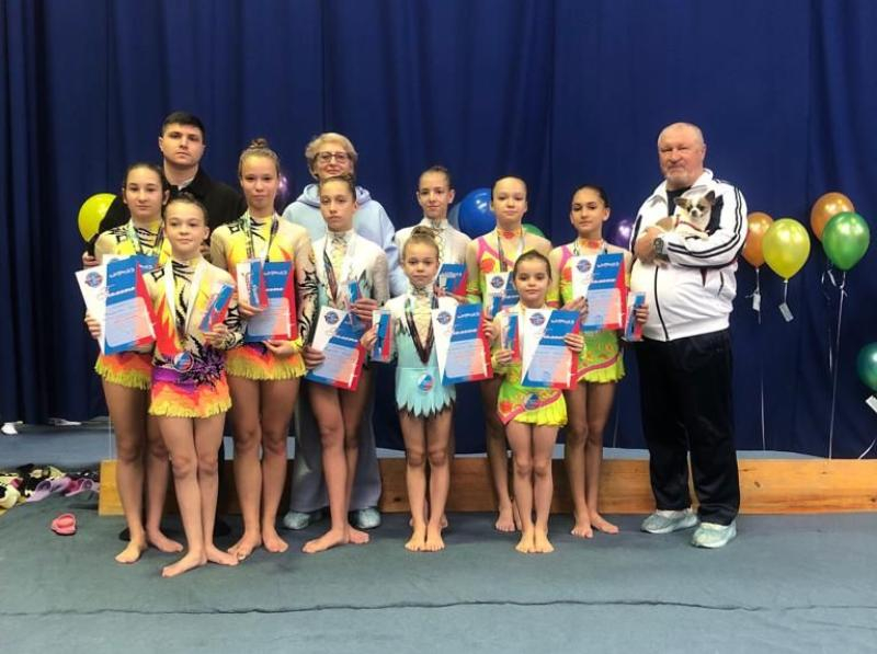Юные волгодончанки завоевали россыпь наград на региональных соревнованиях по спортивной акробатике