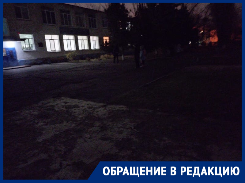 Ученики младших классов школы №9 вынуждены ходить с фонариком из-за кромешной темноты