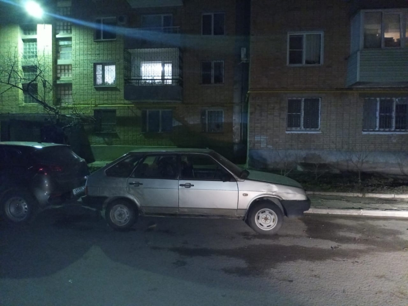 Водитель врезался в припаркованную «девятку» в Волгодонске и скрылся с места аварии