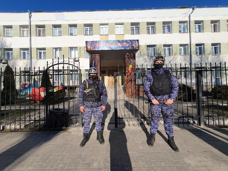 Массовая эвакуация школ из-за угрозы взрыва происходит в Волгодонске