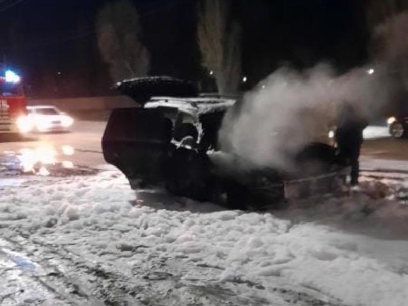 Машину спасти не удалось: «Хендай» сгорел в старой части Волгодонска