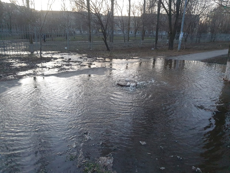 Порыв водопровода Волгодонск. Порыв водоснабжения. Фото порыв воды. Вода из колодца после наводнения.