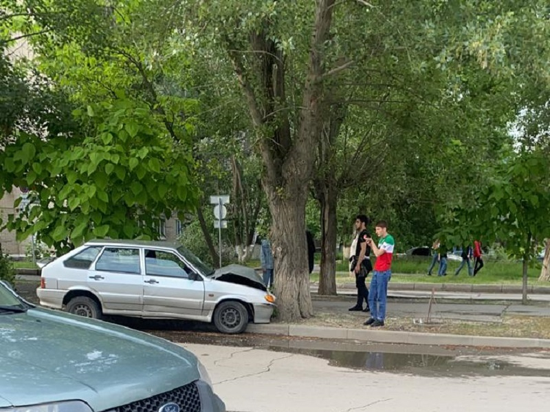 ВАЗ-2114 протаранил дерево на улице Ленина