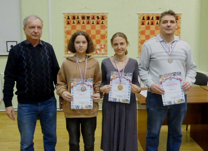В Волгодонске сильнейшие шахматисты города сошлись на турнире памяти Валерия Быкова