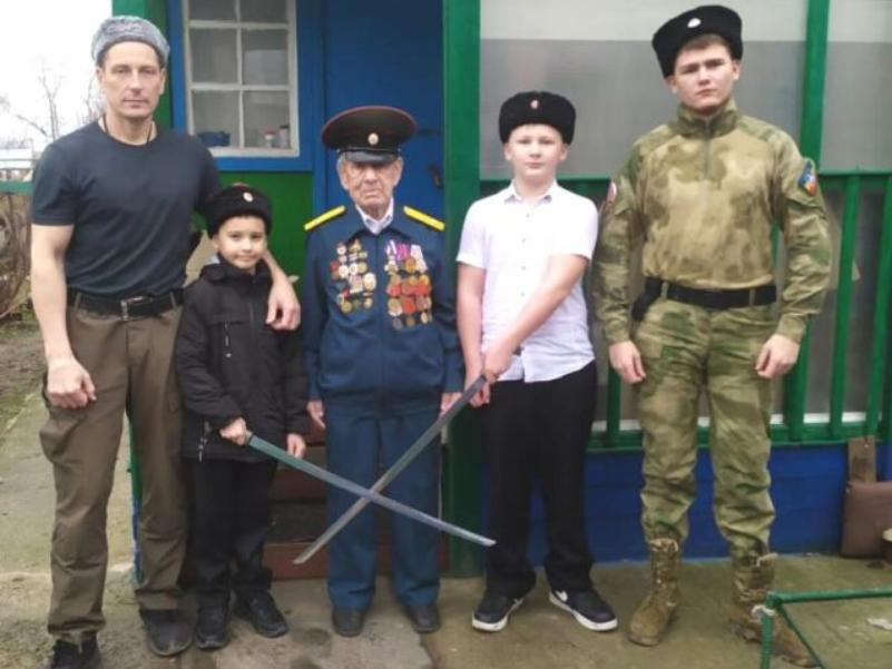 Юные казаки поздравили ветерана ВОВ Клима Неополькина с 88-летием