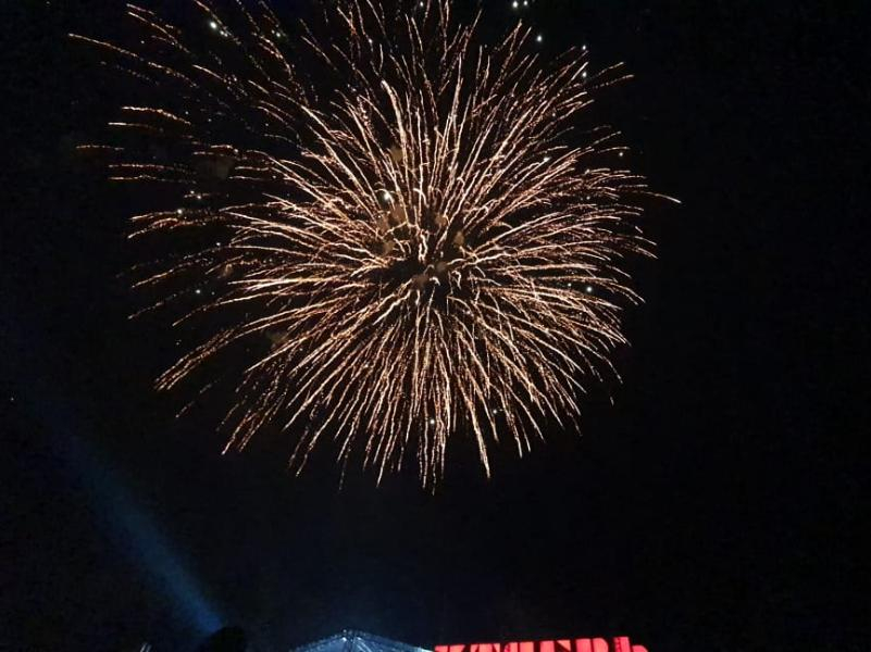 Небо Волгодонска озарил праздничный салют в честь Дня Победы