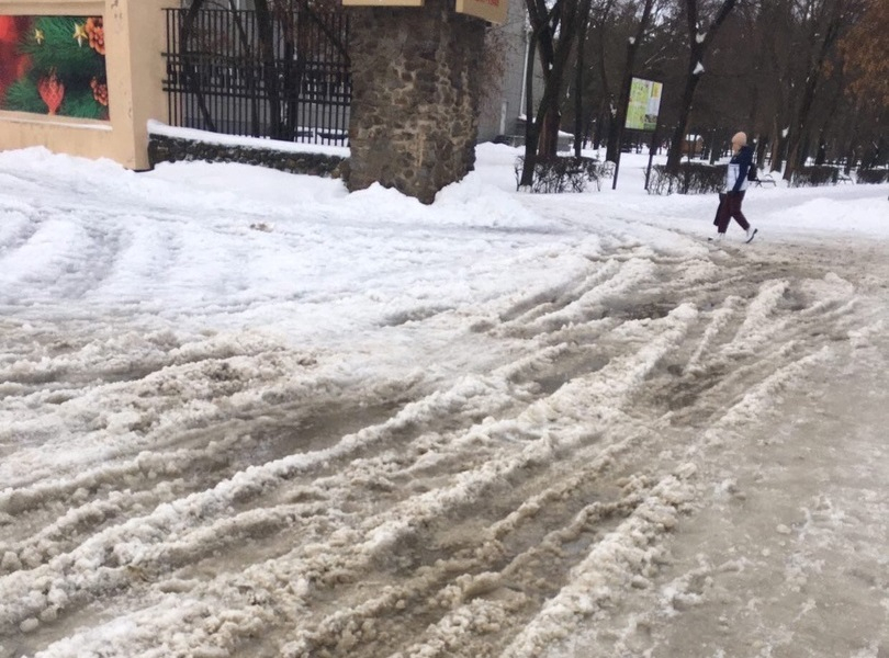 Снег, дождь, оттепель и коммунальщики создали в Волгодонске непроходимую распутицу